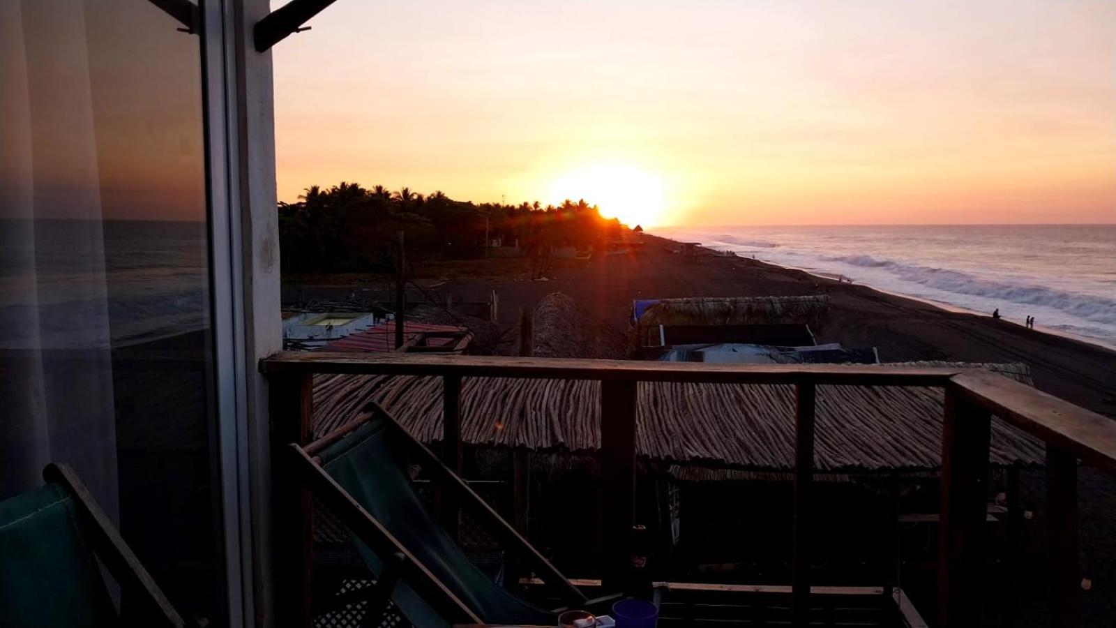 Black Sand Beachhouse Monterrico Esterno foto